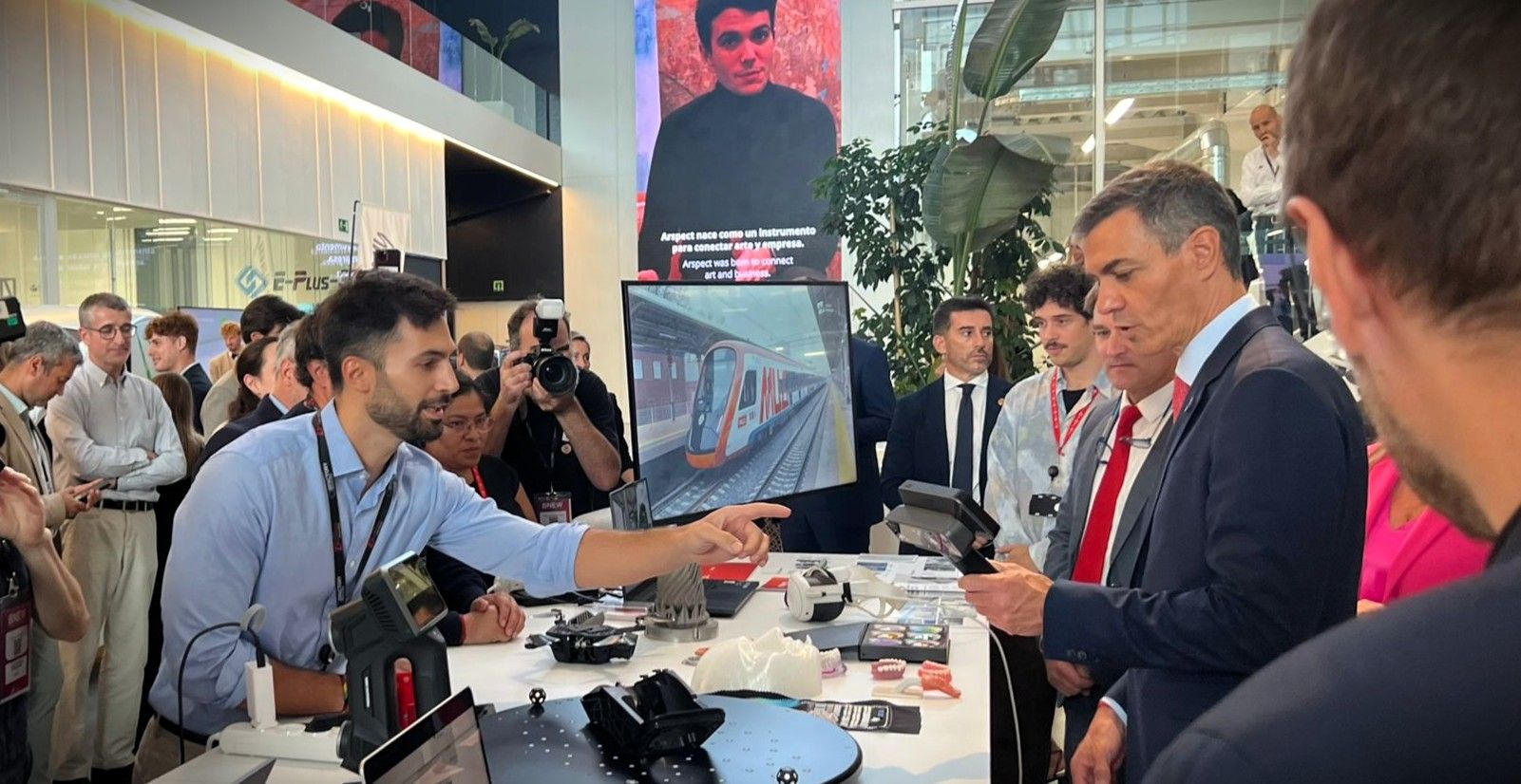 Spanish Prime Minister Pedro Sánchez Commends SHINING 3D's New Wireless 3D Scanning Technology at BNEW 2025