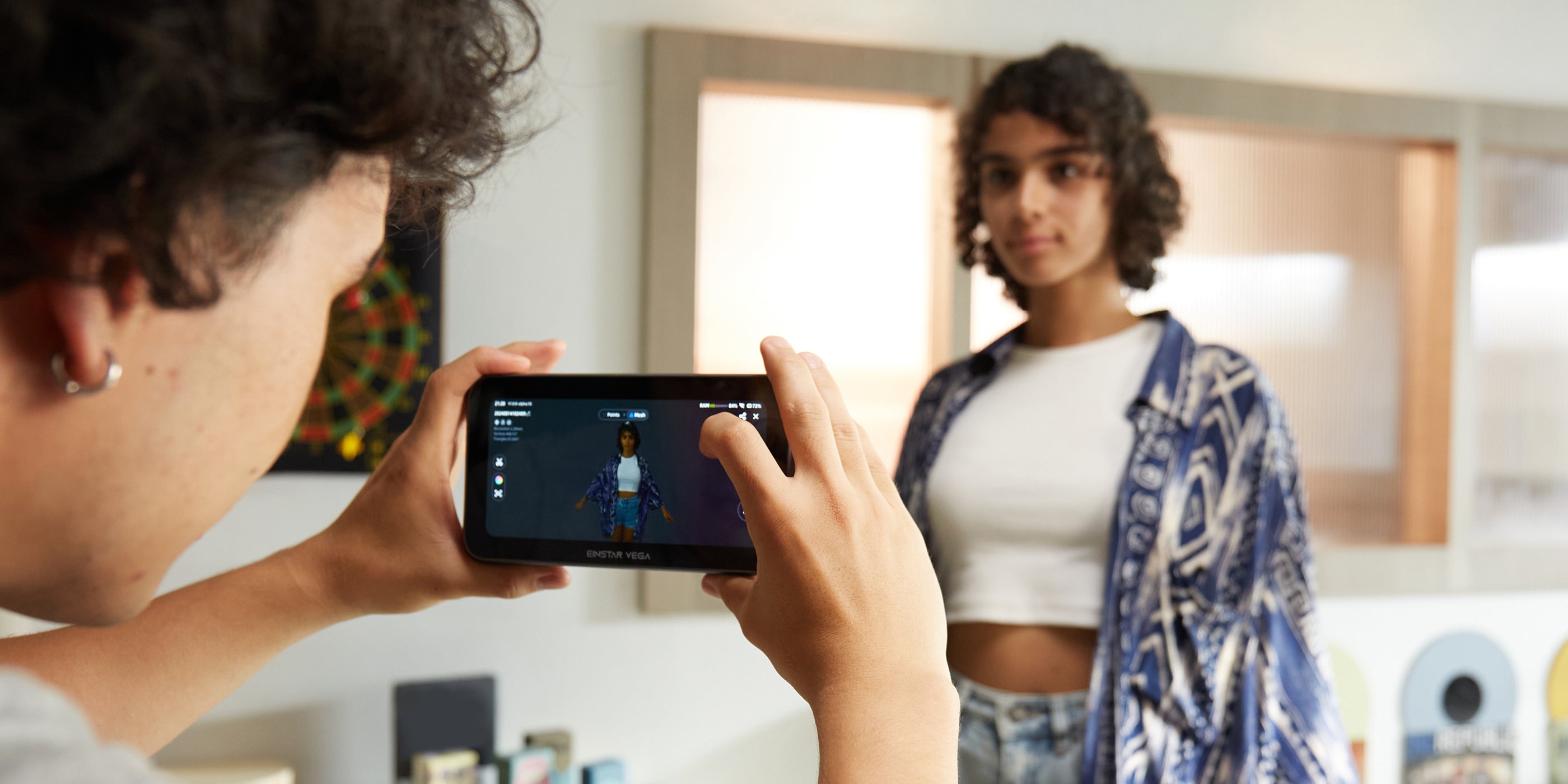 User scanning a person with EINSTAR VEGA, highlighting its ergonomic design, lightweight (535g), and one-click start feature.